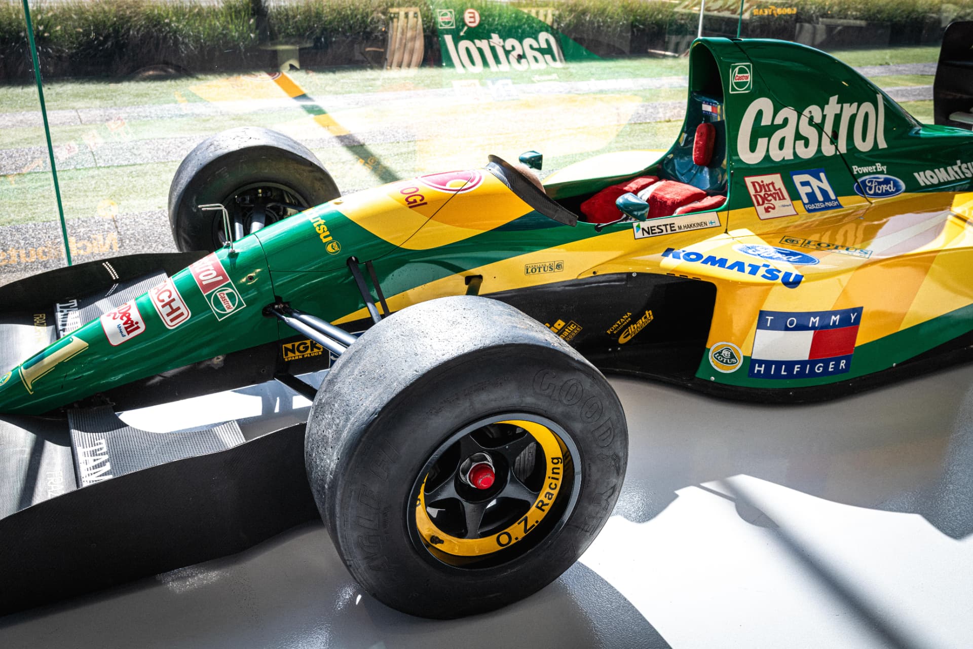 Lotus 107 - green and yellow bodywork details