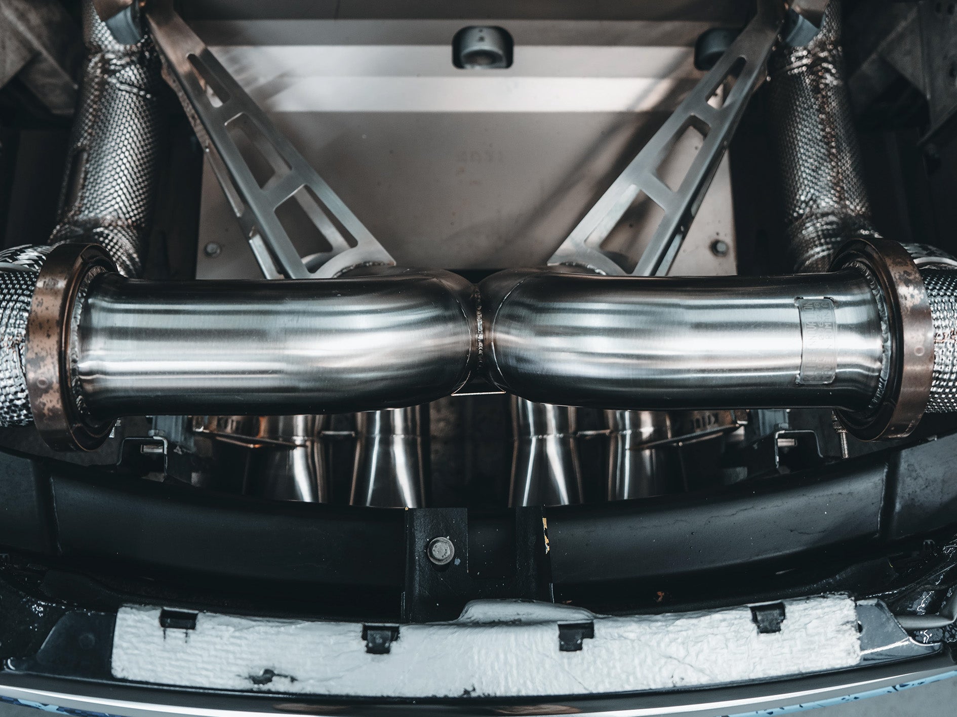 Bugatti Veyron de POG - dessous avec échappement Kline Inconel installé
