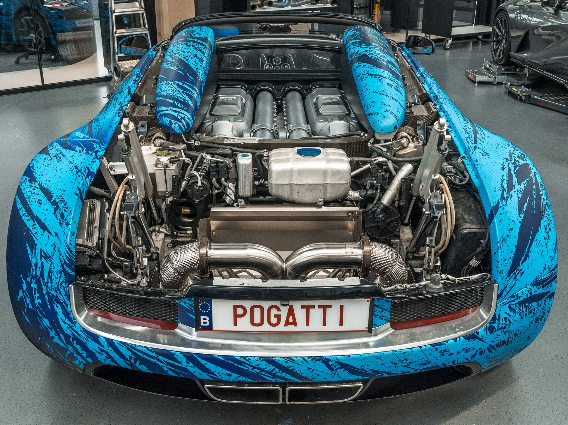 Bugatti Veyron de POG - compartiment moteur arrière avec plaque POGATTI