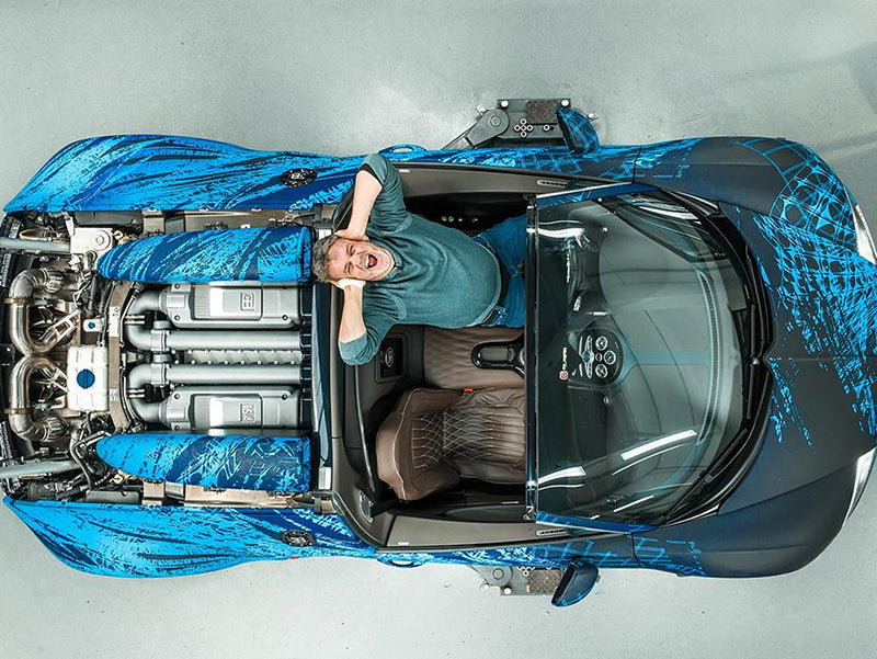 POG dans sa Bugatti Veyron - vue aérienne avec le compartiment moteur ouvert
