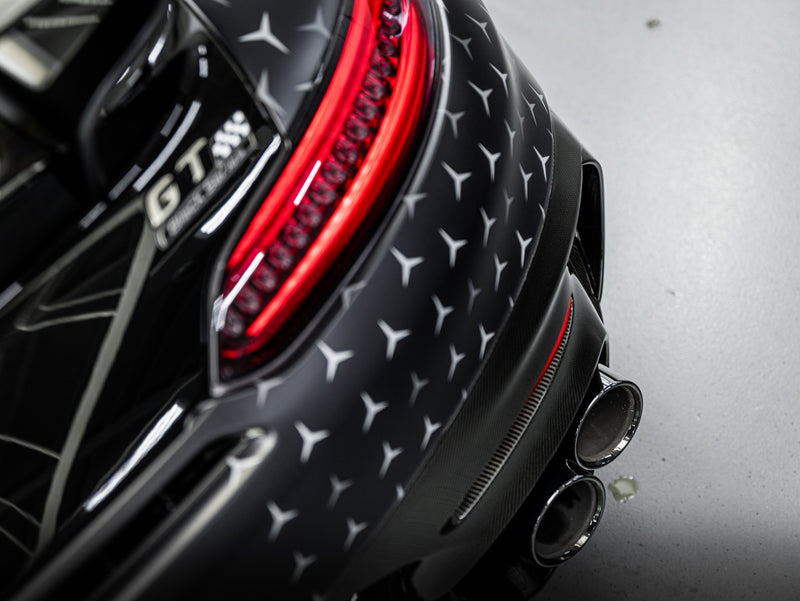 Regardez la puissante AMG GTR Black Series - un chef-d'œuvre d'ingénierie et de design.